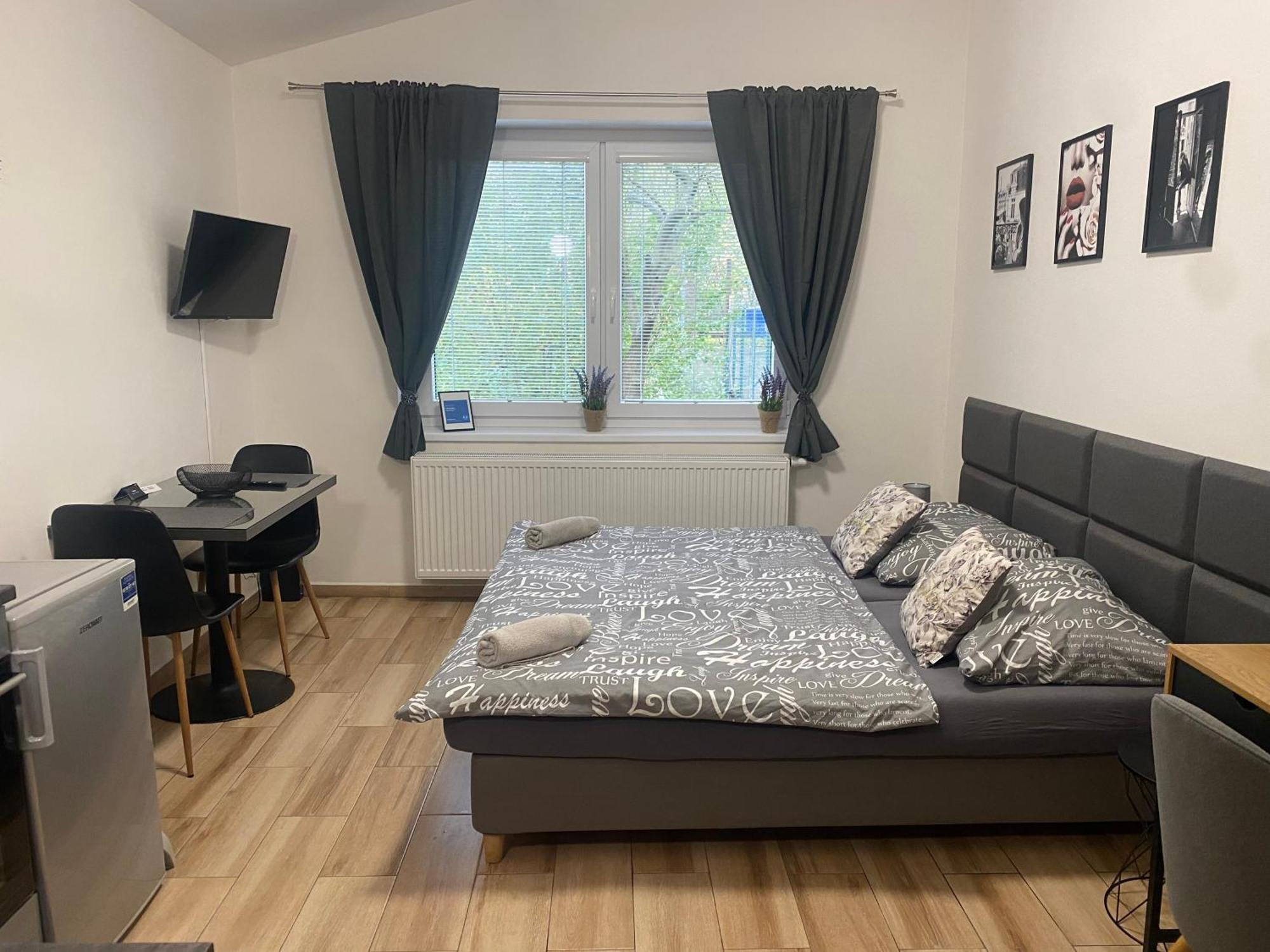 Cerna Ruze - Apartman 7 Pilsen Exterior foto